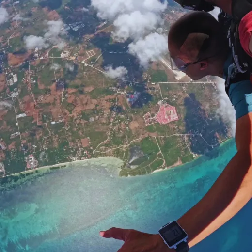 TravelToPH - Экскурсии / Туры - Скайдайвинг на острове Бантаян | VB-SIBI-D1