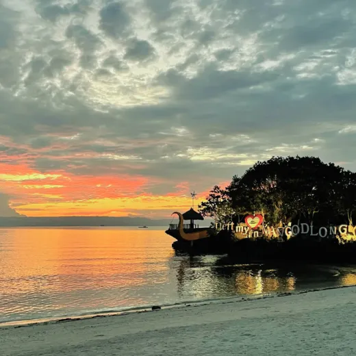 TravelToPH - Экскурсии / Туры - Тур по пляжам: Белый пляж Сантьяго - пляж Мангодлонг - пляж Бакхау | VC-BHRTSWBMBB-D1