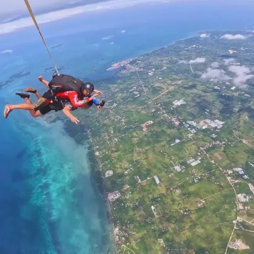 TravelToPH - Экскурсии / Туры - Скайдайвинг на острове Бантаян | VB-SIBI-D1