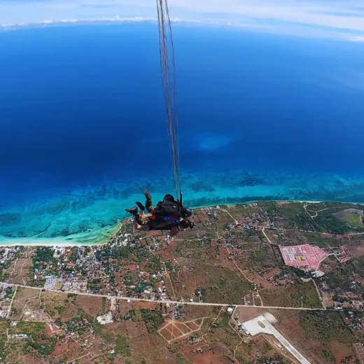 TravelToPH - Экскурсии / Туры - Скайдайвинг на острове Бантаян | VB-SIBI-D1