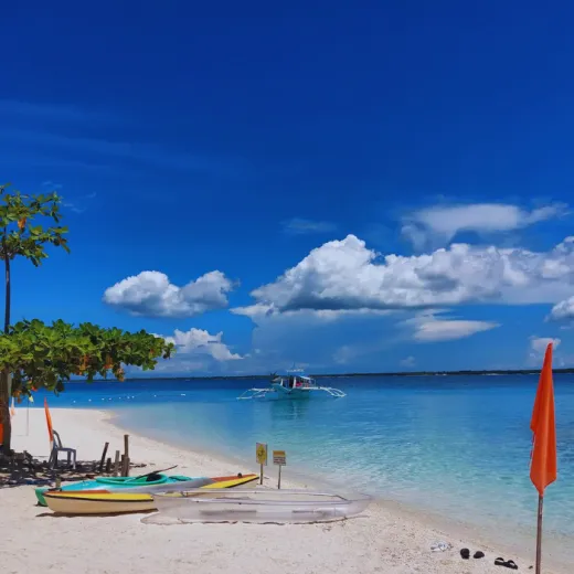 TravelToPH - Экскурсии / Туры - Вариант A - Утренний круиз по островам + дневная экскурсия по городу: остров Вирджин - остров Хилантагаан - Церковь Святого Петра Апостола - пещера Огтонг - пляж Кота | VB-OAMIHALTVIHILSPAPOCKB-D1