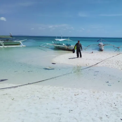 TravelToPH - Экскурсии / Туры - Вариант A - Утренний круиз по островам + дневная экскурсия по городу: остров Вирджин - остров Хилантагаан - Церковь Святого Петра Апостола - пещера Огтонг - пляж Кота | VB-OAMIHALTVIHILSPAPOCKB-D1