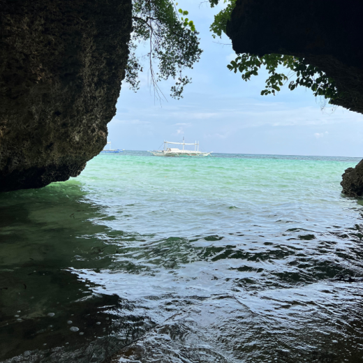 TravelToPH - Экскурсии / Туры - Пляж Сантьяго - Пляж Батсон - Скала Мангодлонг - Пляж Бакхау - Скрытые хижины | VC-SBBBMRBBHH-D1